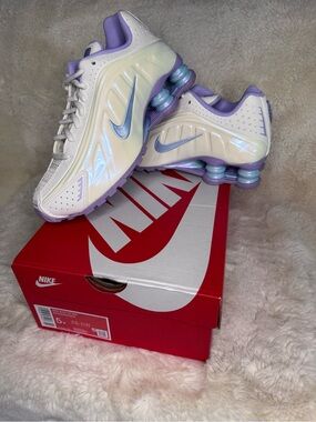 New in Box 📦 Nike Shox Size 5Y